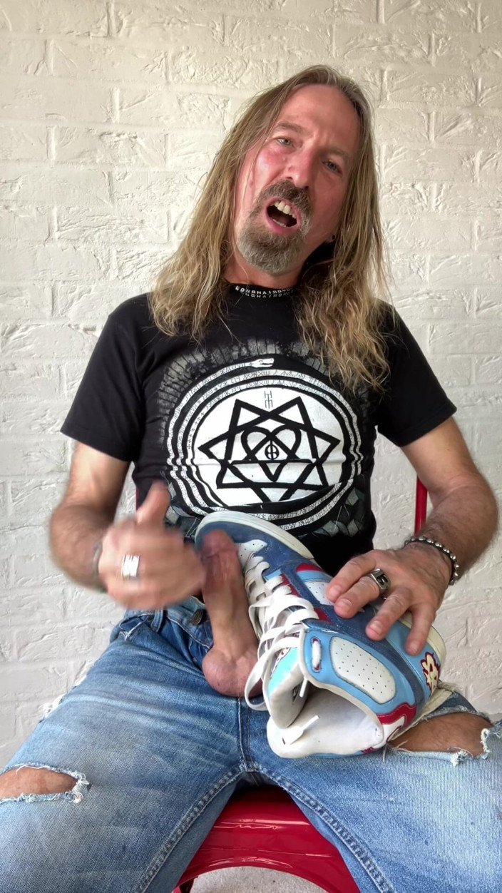 Longhairdude: Longhairdude Wanks i Cums z Ozyrys Trenerów, Podarte dżinsy, Tshirt