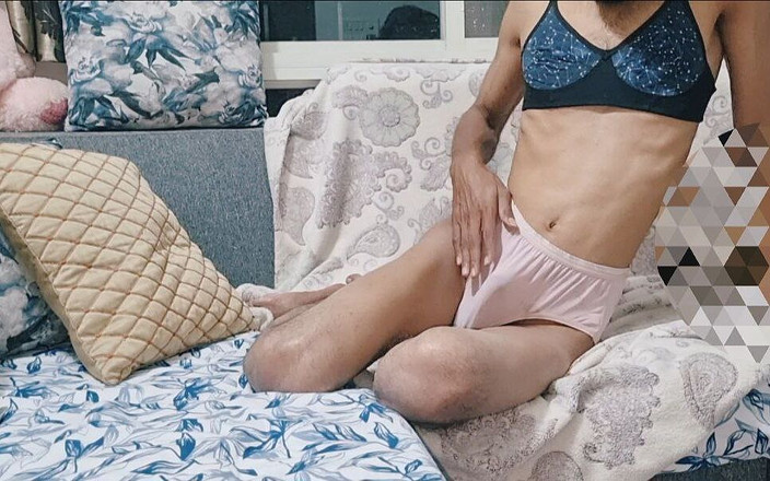 Nickey: Banci Crossdresser mencuri dan memancut mani dalam seluar dalam satin...