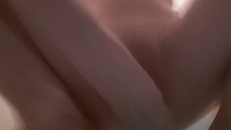 Christy G: Schneller orgasmus auf der toilette.