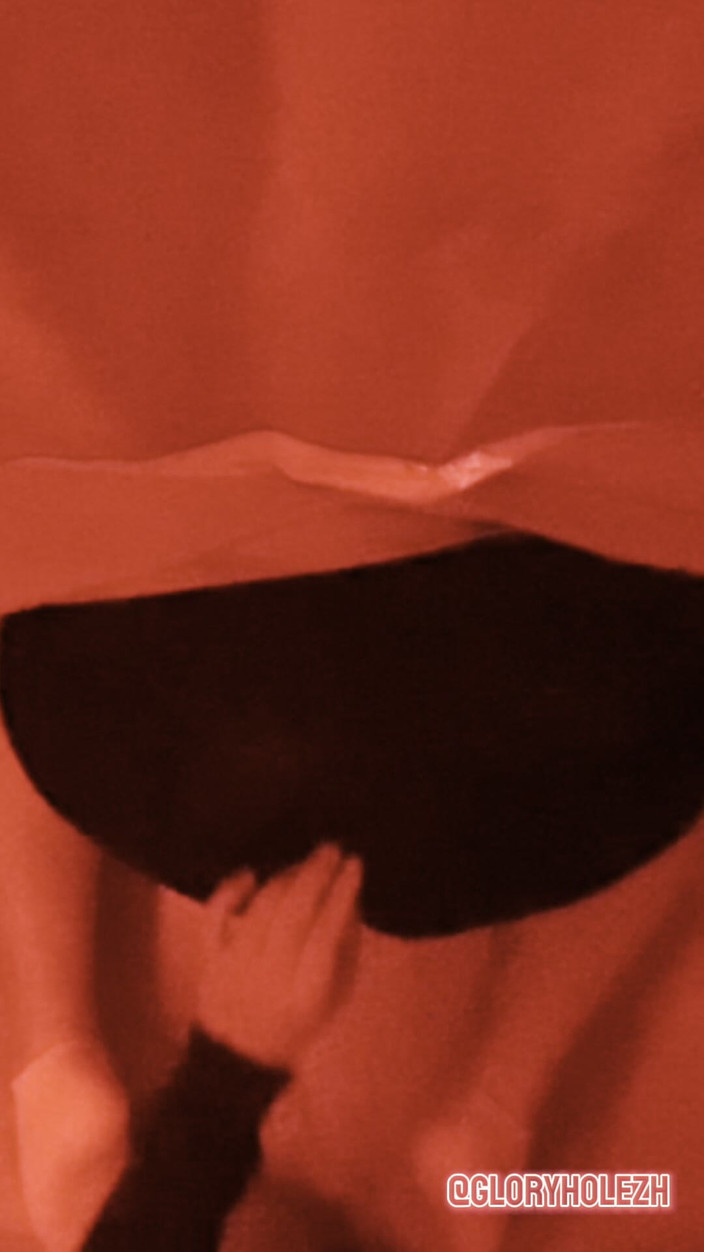 gloryholezh: Arap kurye adam anon oral seks için duruyor ve götümü...