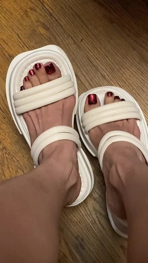 Naelor: Melove Sexy Small Feet in Her White Sandals