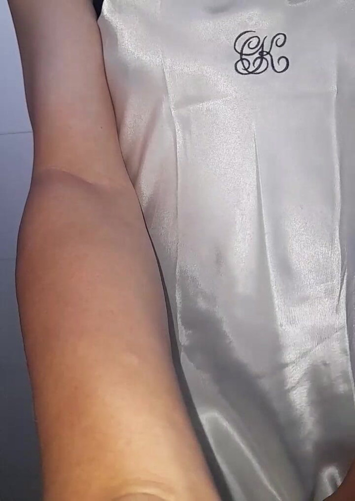 Naomisinka: Cetim branco, lingerie longa, fetiche por porra