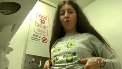 Masturbación arriesgada en el baño de un avión Casi atrapado sin bragas al correrse