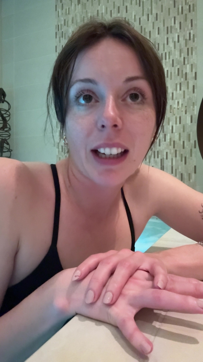 Nadia Foxx: 水疗中的喷射高潮！