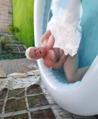 Uk Joolz: Zábava u bazénu