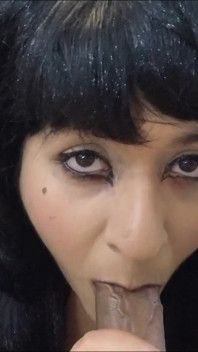 Elvira, plná ústa ve tmě