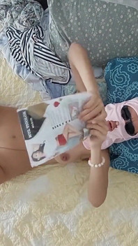 Une brune sexy essaye les collants, la chatte poilue, gros cul, gros seins. Femme mariée amateur, chatte poilue, gros seins, gros tétons, gros cul.