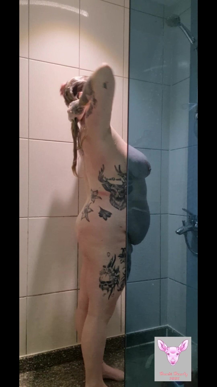 Bambi_beauty1: Gioco anale in doccia