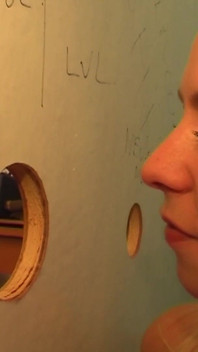 私は私のおまんこを狩ります-若い女の子Zdenkaは公衆トイレでいくつかの栄光の穴の男をファックします