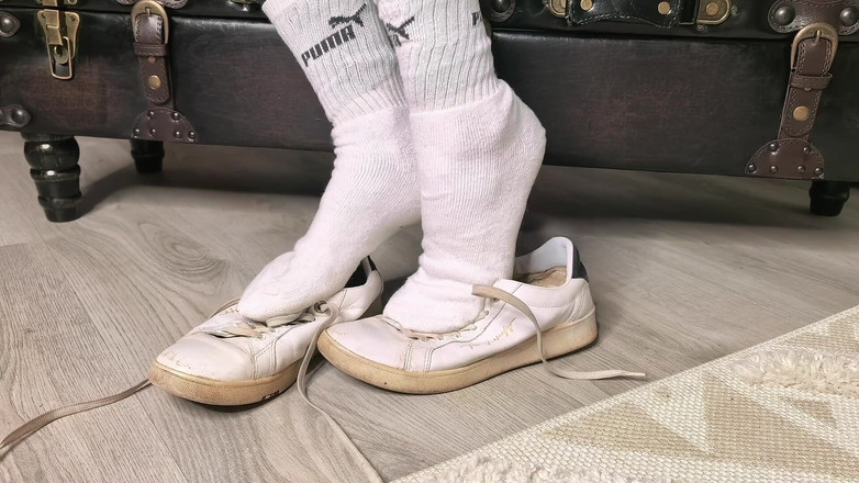 Goddess Lena: Sii La Mia Stronza Di Calzini