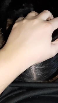 生徒が解剖学と歴史の試験に向けて、二人の先生とベッドでセックスをします