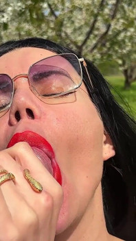 POV-kamera. Aus Einem Fotoshooting in Einem Frühjahrsgarten Wurde Ein Blowjob