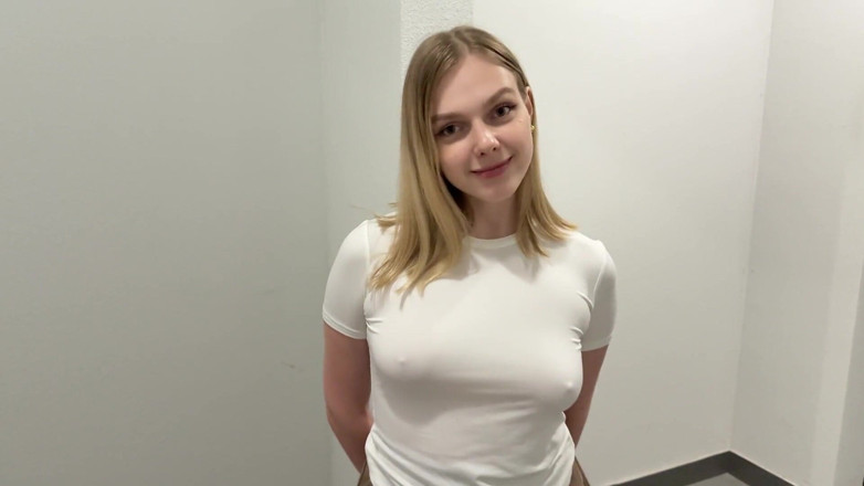 Arisha Mills: Noua mea vecină de la etaj s-a dovedit a fi...