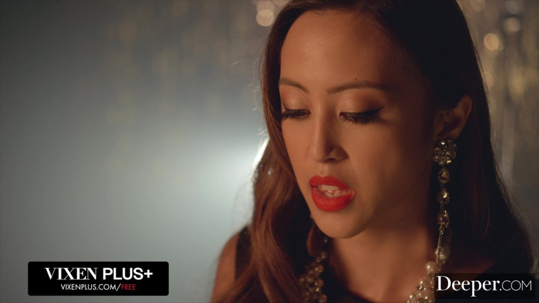 Deeper: Lebih mendalam. Penyanyi sultry Alexia Anders tidak dapat menahan besar...