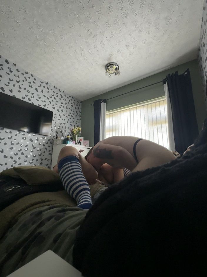 Filthy British Couple: Grandota esposa hablando sucio en calcetines a rayas tiene su...