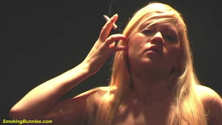 Smoking Bunnies: Une jeune fille mignonne avec de petits seins fume devant...