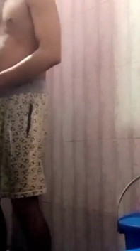 Une belle-sœur indienne se fait baiser par son beau-frère dans la salle de bain