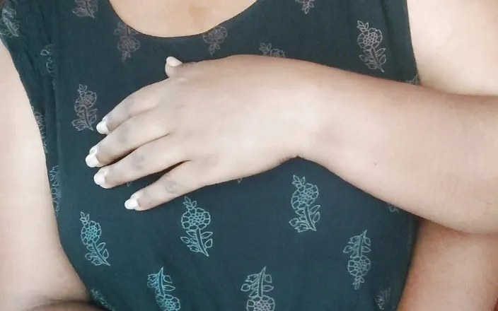 Realmallucouplevlog: South Mallu Aunty Secret Showing for Stepbrother Big Boobs Pressing...
