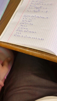 College flicka avrunkning igen i matematikklass under bordet