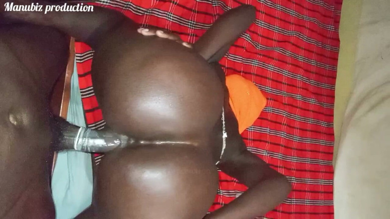 Manubiz: Une bombasse à gros cul rebondit pour une grosse bite en...