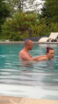 Meu querido me fode na piscina da vila!
