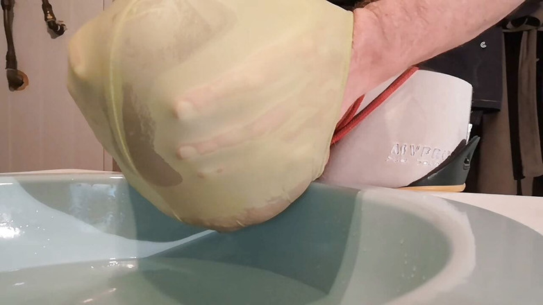 Monster_Meat_: Leker med stor ballong fylld med piss