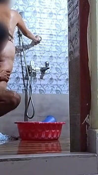 Po seksie z mężem, szwagierka (bhabhi) zaczęła się intymnie z jej szwagra (devar) w łazience.