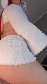 Tgirl columbiană cu fund alb gras în lenjerie intimă