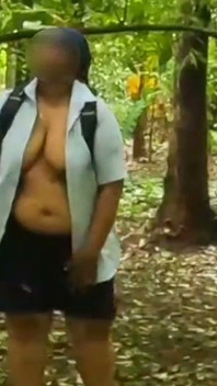 แม่บ้านในวันหยุด, เดินแก้ผ้าในป่า เปิดโปงตูดเซ็กซี่และนมใหญ่ของเธอ