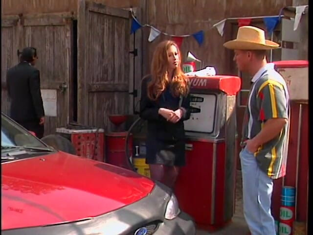 Cumming Soon: Cowboy dungaree šuká sexy manželku bohatého muže s velkými prsy na čerpací...
