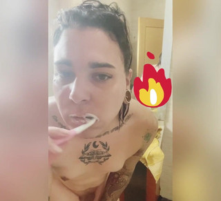 EmmaInkTrans: Čistím si zuby nahá po sprše