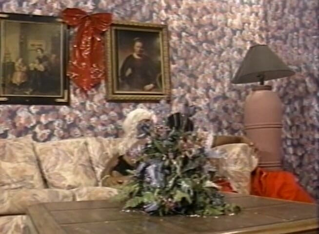 The Vintage Era: Ebenholz-schlampe reitet den großen schwanz des weihnachtsmanns auf der couch