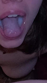 Selbstgedrehter amateur-blowjob und spermaschlucken