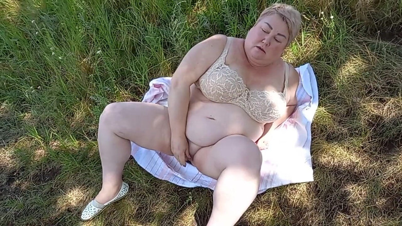 Zona901: Masturbazione all'aperto nel parco con lo squirt di una donna...