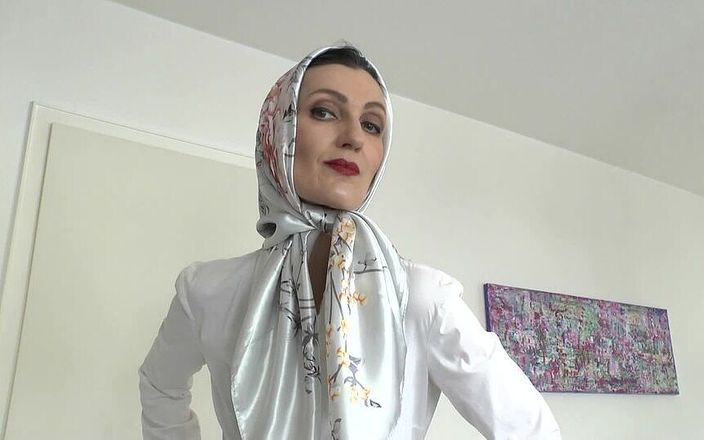 Lady Victoria Valente: Показ мод с атласных платков