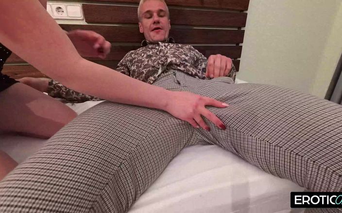 German bitch hunter: Gagica germană invită doi bărbați pentru un sex în trei sexy în...