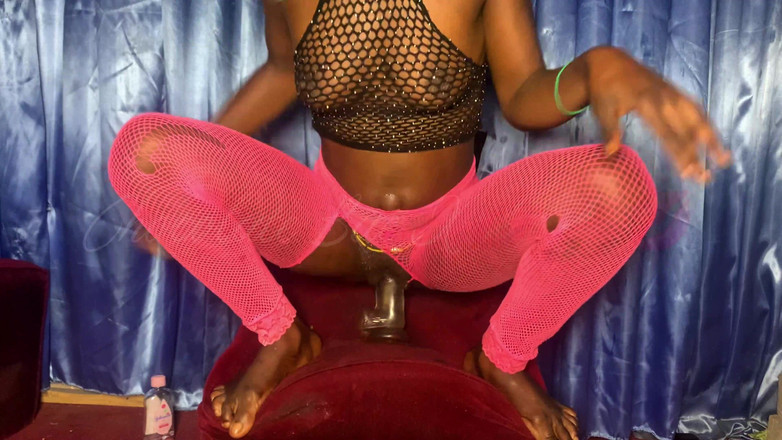 Naturelle Chocolat: 我就是喜欢在他服务的时候向我的士兵男友炫耀我多汁的阴户！！喜欢我喷在他脸上的时候！！