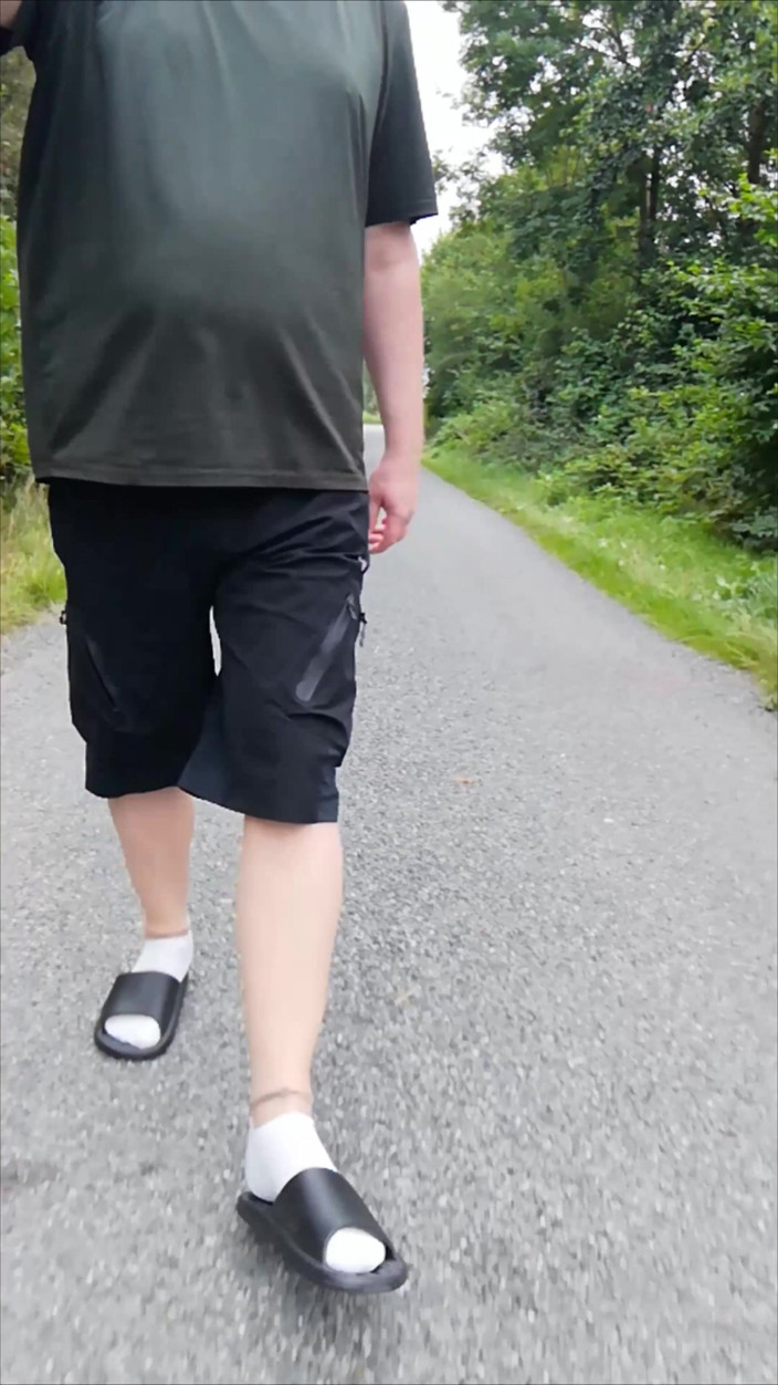 Carmen_Nylonjunge: V pantoflích a bílých ponožkách v přírodě