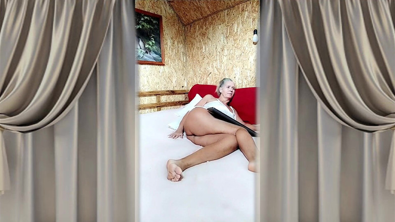 Lukerya: 큰 침대에서 거대한 딜도를 가진 핫한 주부 Lukerya.