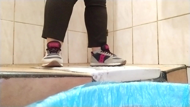 Elena: BBW MILF pissing and wiping her pussy in a toilet