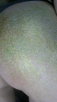 Chica alternativa con aceite masajeando un y nalgadas por glitters