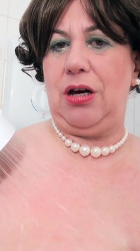 Сводная сестречка Trisha в душе