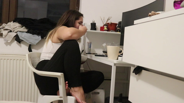 NipsAndStrips: Scoreggia mentre mangia alla mia scrivania