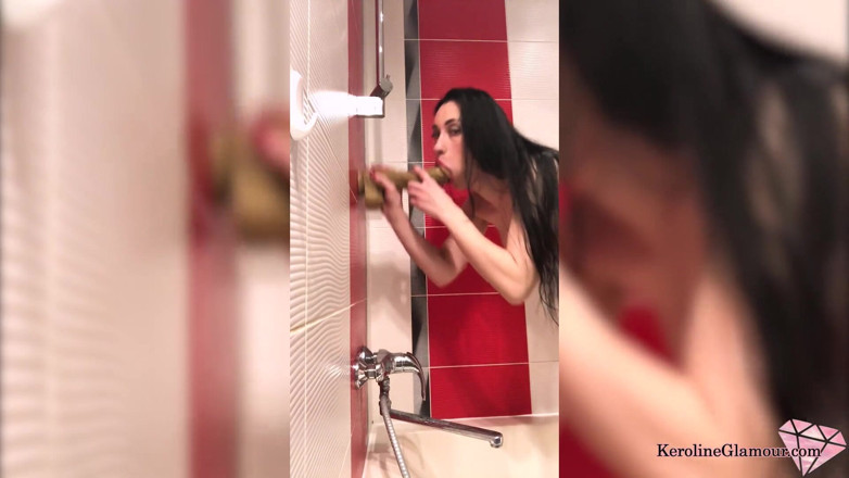 Keroline Glamour: Student suger och spelar fitta enorm sexleksak i badrummet