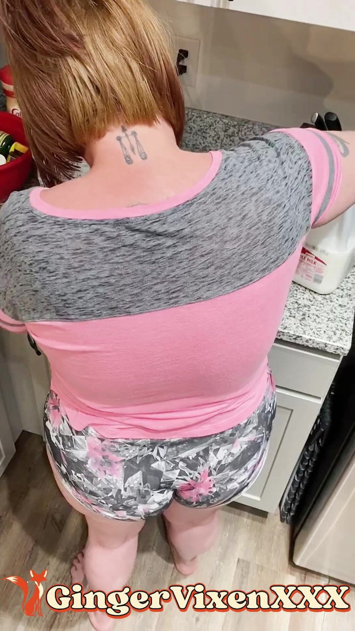 GingerVixen.XXX: Privind-o pe fata de alături