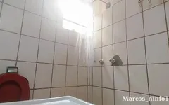 Banyoda sevimli twink eğlencesi.