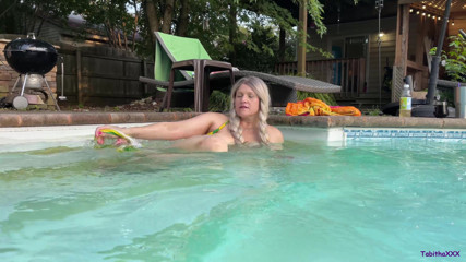 TabithaXXX: Joc cu pizdă la piscină în bikini în aer liber