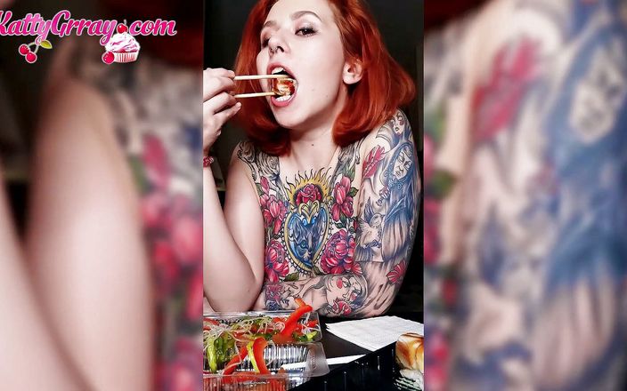 Katty Grray: Une charmante bombasse à gros nichons mange des sushis à poil - érotique douce