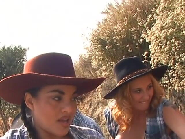 Sex Karma: Cowgirls šukají ošklivé kovboje venku