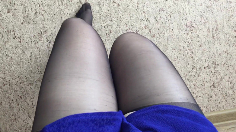 Lux Eva: Sexy nohy Alice v roztrhaných punčochách